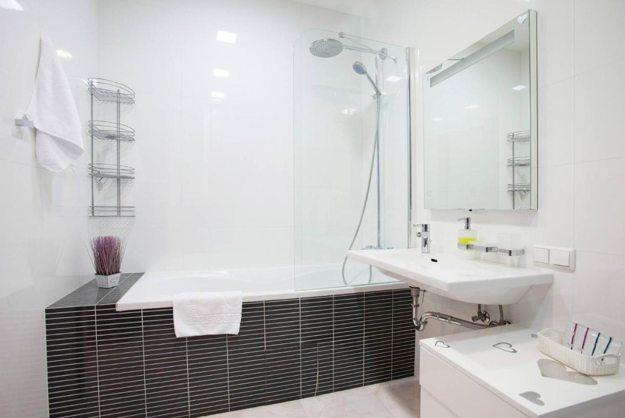 Navit Apartments With Breakfast, Near The Railway Station, The City Center And The Park Kiev Exterior foto
